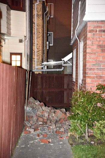 تهدم حائط فى منزل من قوة الزلزال