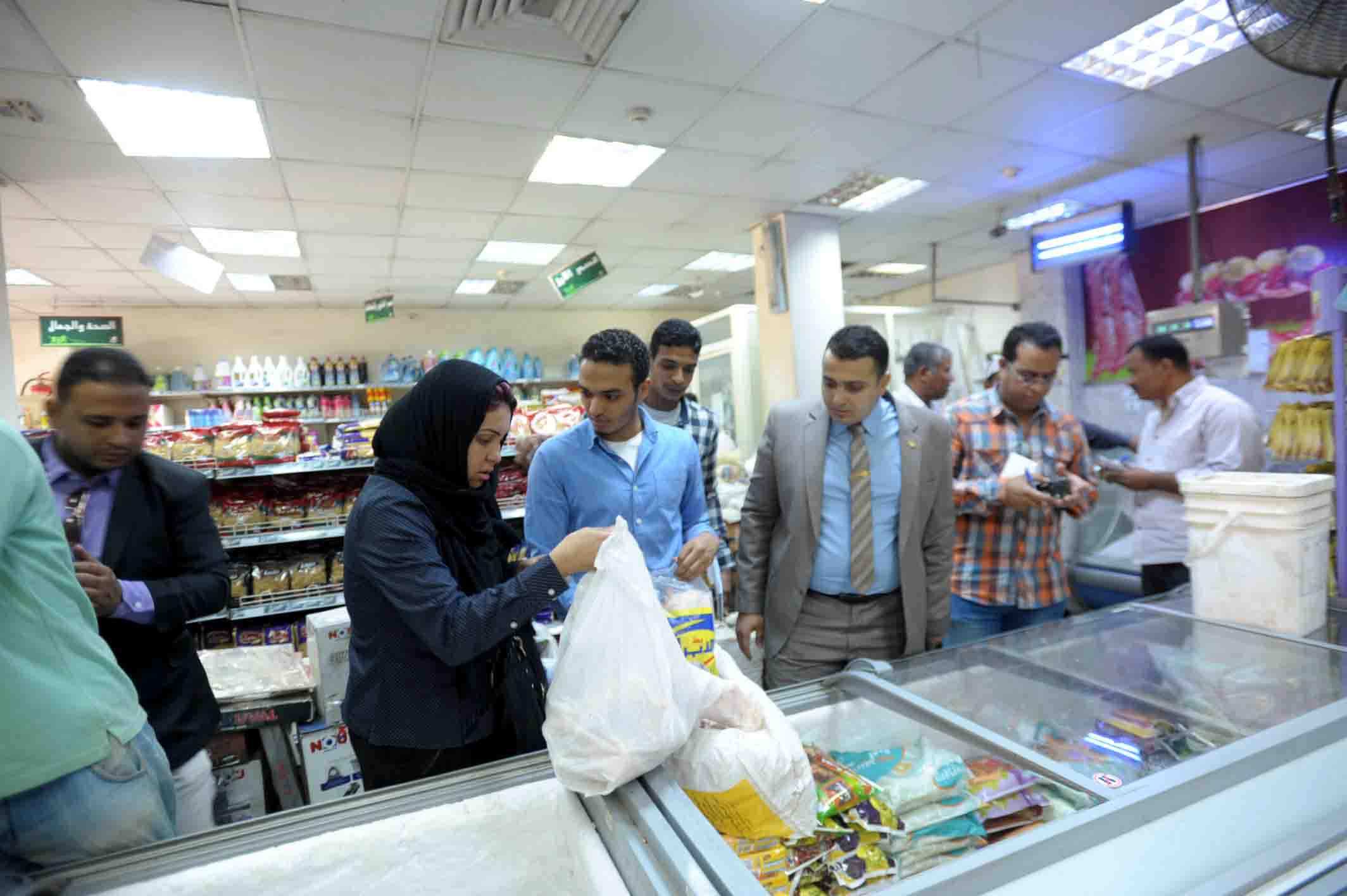1-             الرقابة الإدارية بالأقصر تضبط 139 كيلو أغذية غير صالحة للإستهلاك في حملة بالطود والمدينة