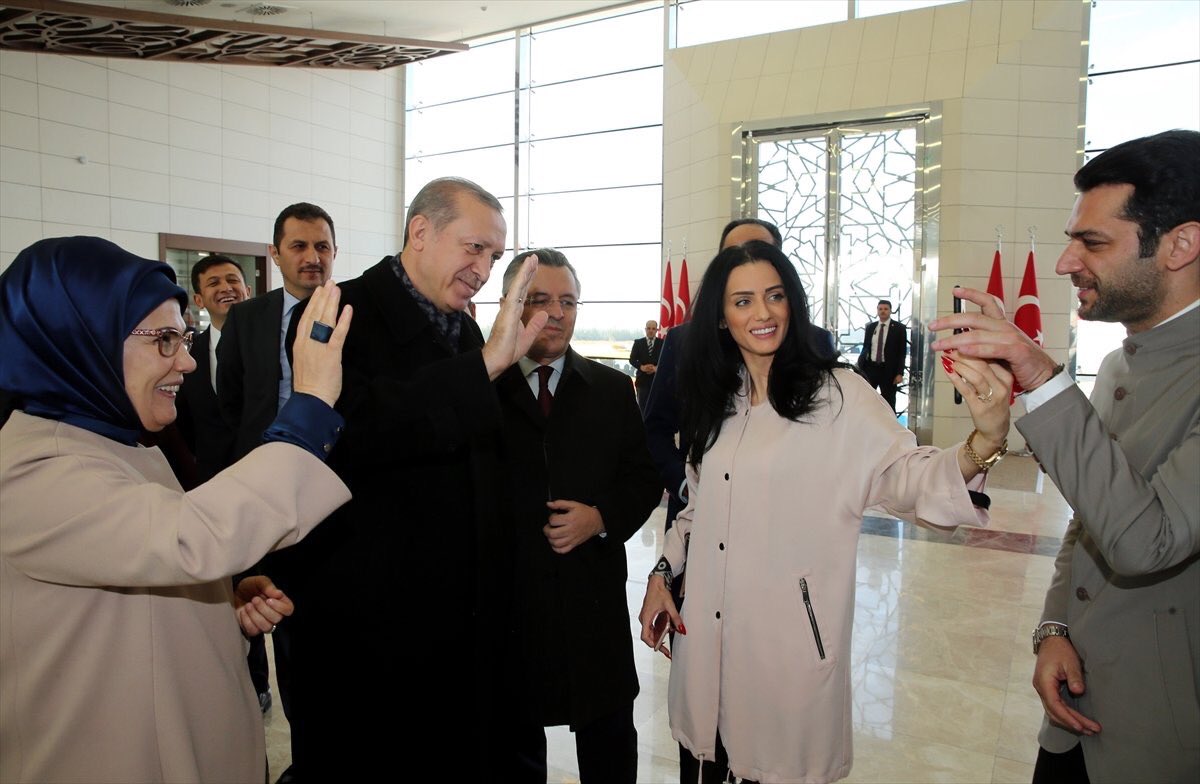 اردوغان بجانب العروس