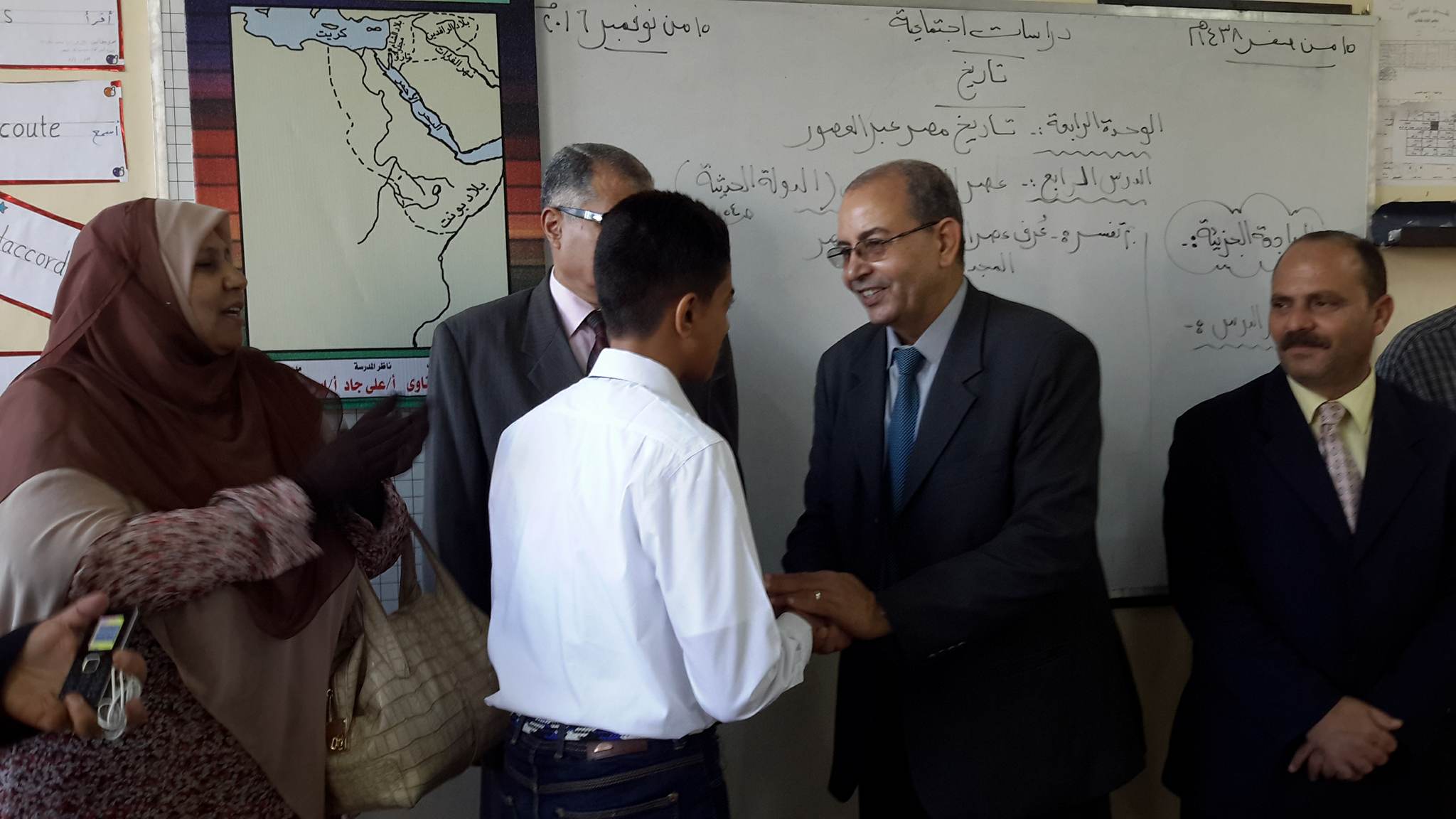 الدكتور نبوي باهي يكرم الطالب المخترع
