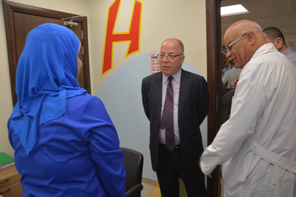 4-             الوزير ومدير المستشفي في لقاء مع موظفي المستشفي