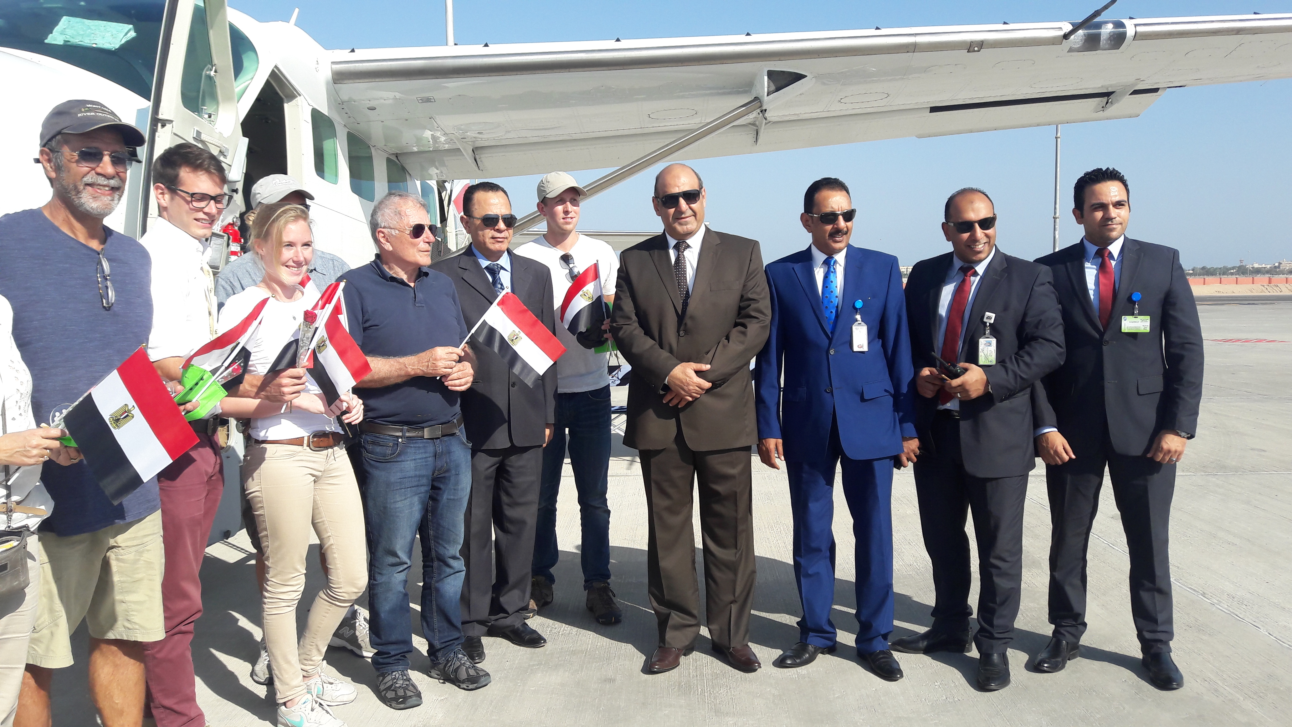 6- العاملين بمطار الغردقة يقدموا الورود للطيارين 