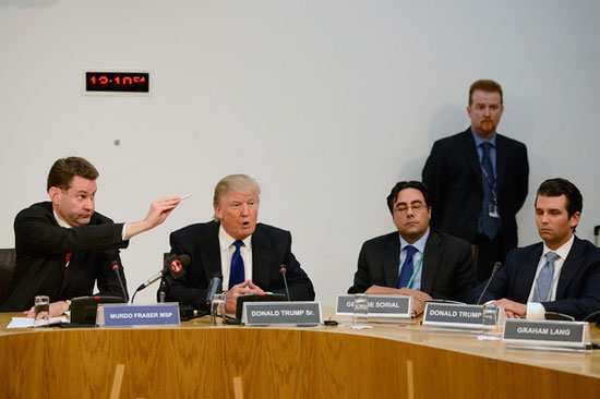 جورج سوريال يتوسط الرئيس"ترامب" وأبنه