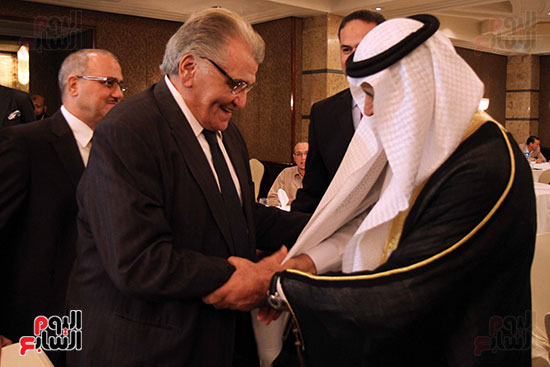 إسماعيل القرقاوي رئيس الاتحاد العربي لكرة السلة  و محمود أحمد على رئيس اللجنة الأولمبية المصرية السابق 