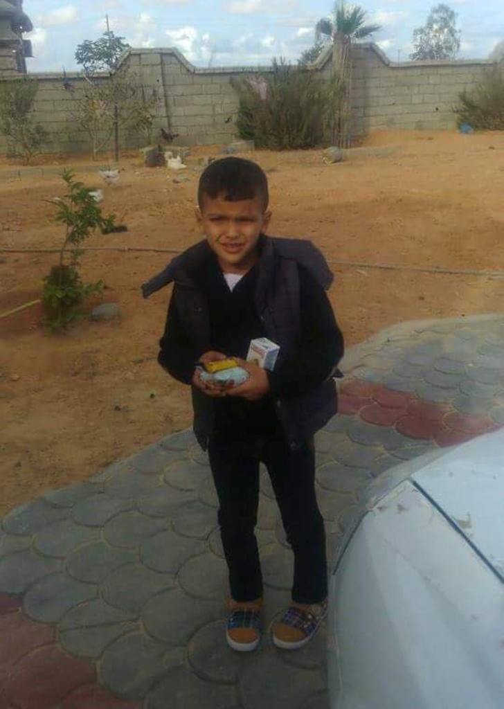 1-الطفل مجدي وهبه  عقب نجاته ومصرع والدته في حادث تسلل بليبيا