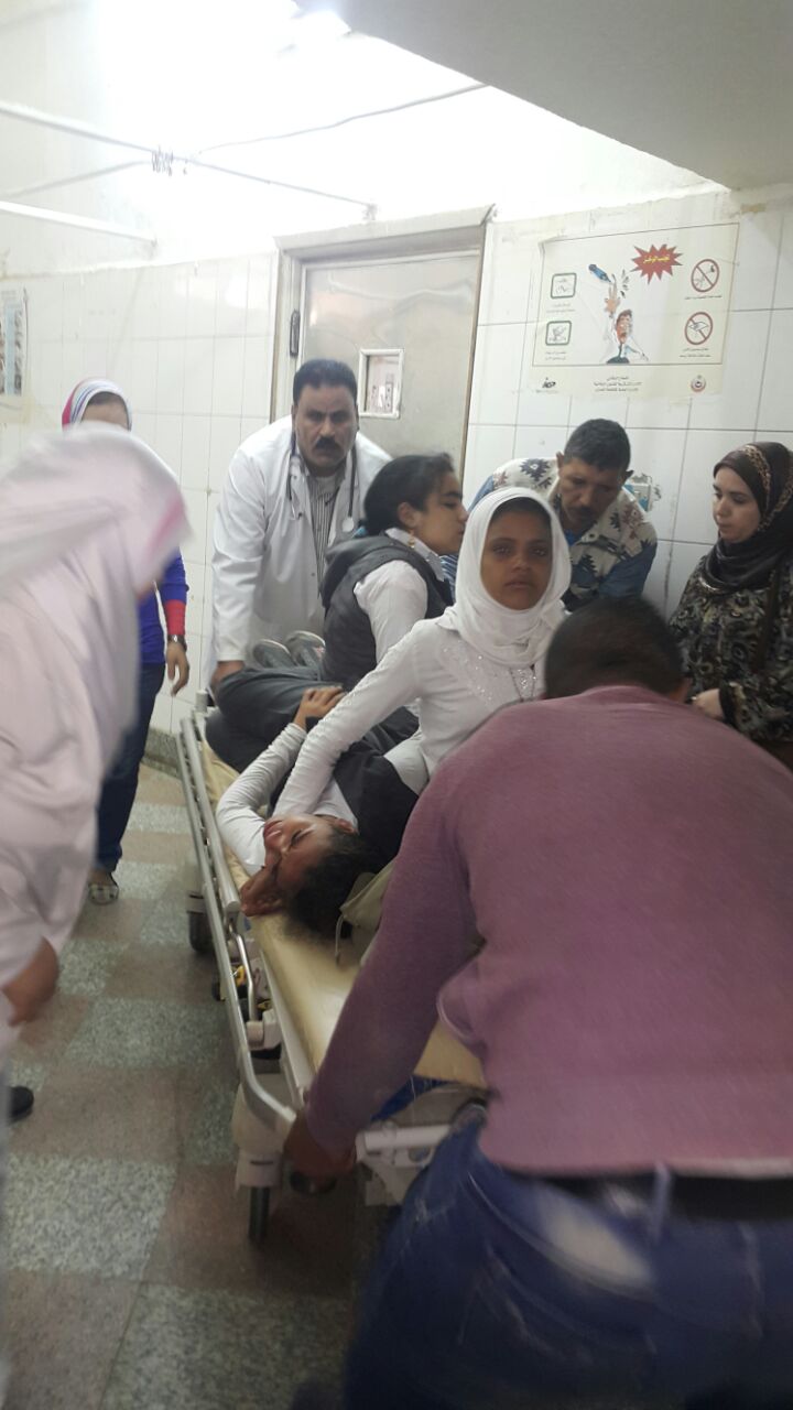 الأطباء أثناء اسعاف الطالبات