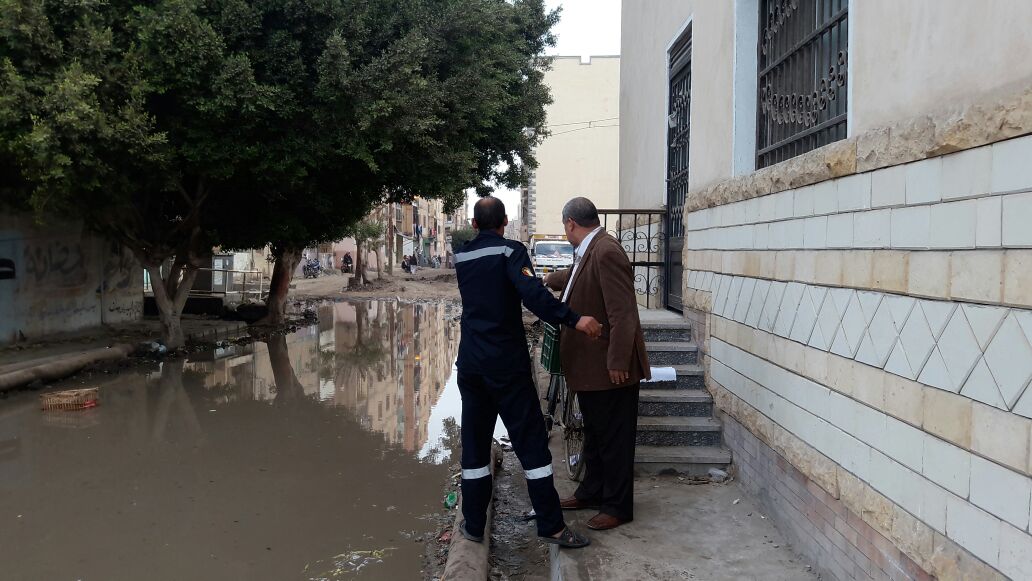  المياه بعد طفح مواسير الصرف الصحي