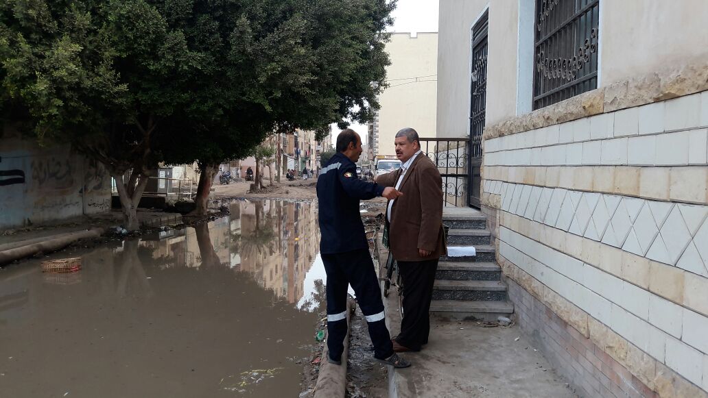  الأهالي يعانون في الذهاب إلي العيادة بسبب مياه الصرف الصحي