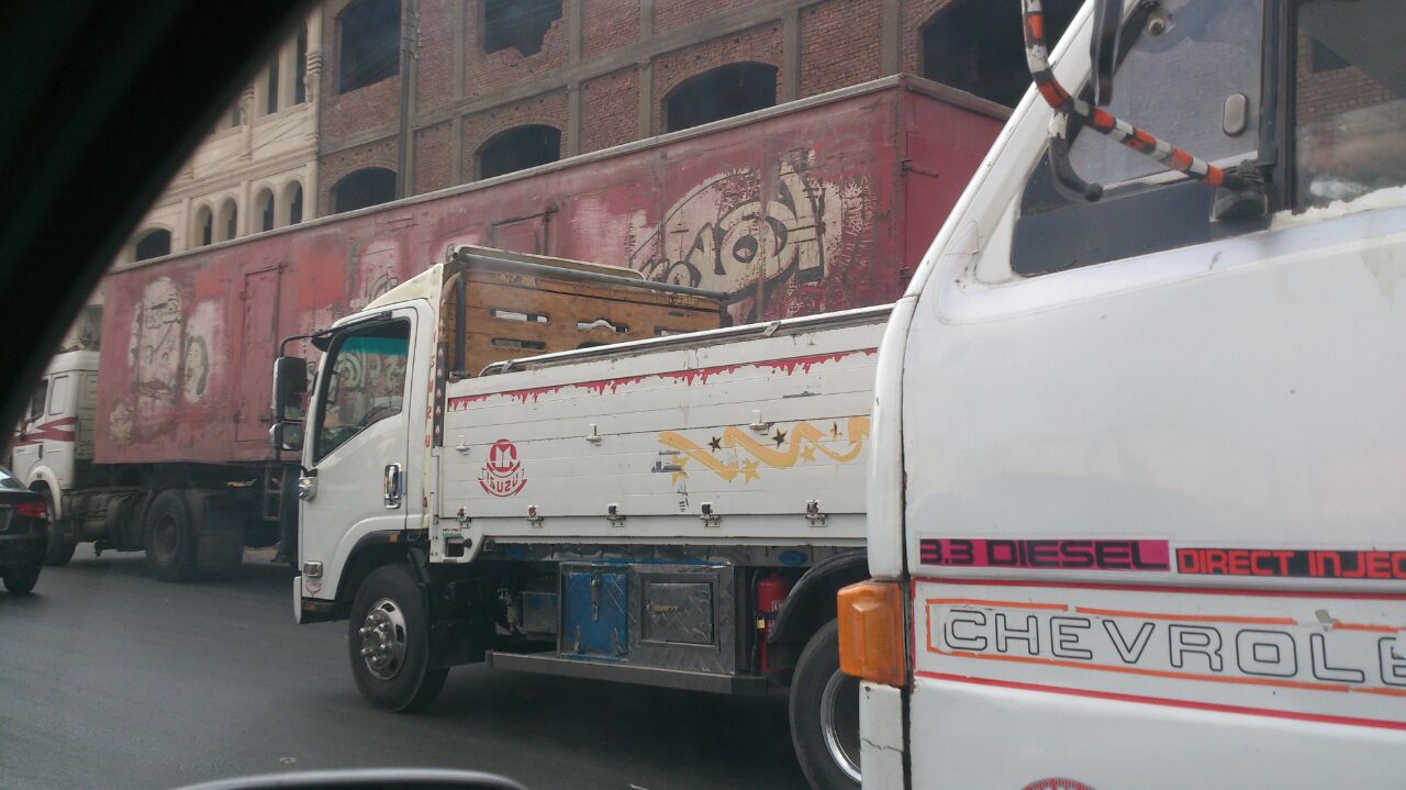 ازدحام بسبب سير النقل الثقيل ازدحام بسبب سير النقل الثقيل