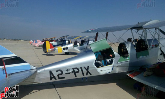 الطائرات القديمة المشاركة في الرالي تهبط بأرض مدينة الاقصر