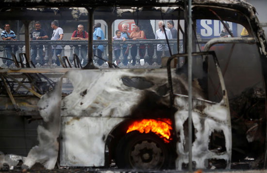 إضرام النيران فى أتوبيس خلال الاشتباكات فى البرازيل 