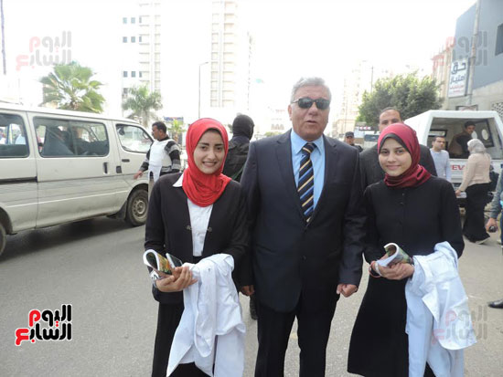  اللواء علاء الدين شوقى مساعد وزير الداخلية لأمن البحيرة مع طالبات كلية الصيدلة 