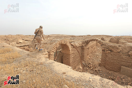 جندى عراقى يمشى على حطام المدينة الأثرية