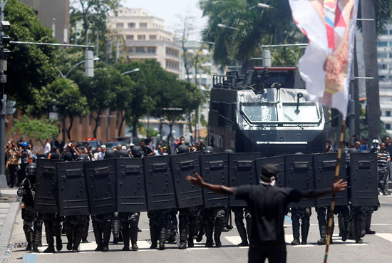 اشتباكات عنيفة بين الشرطة البرازيلية ومحتجين على سياسة التقشف