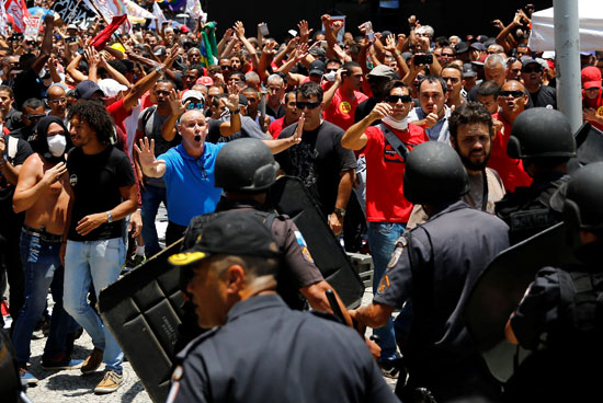 اشتباكات عنيفة بين الشرطة البرازيلية ومحتجين على سياسة التقشف