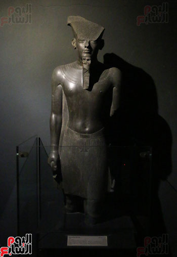 •	تمثال للمعبود آمون