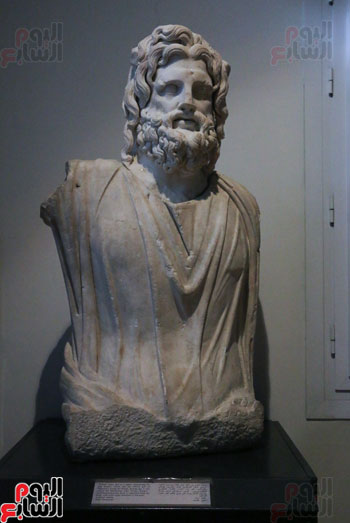 •	الجزء العلوى من تمثال ضخم للإله سيرابيس