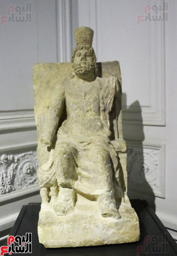 •	تمثال للاله سيرابيس