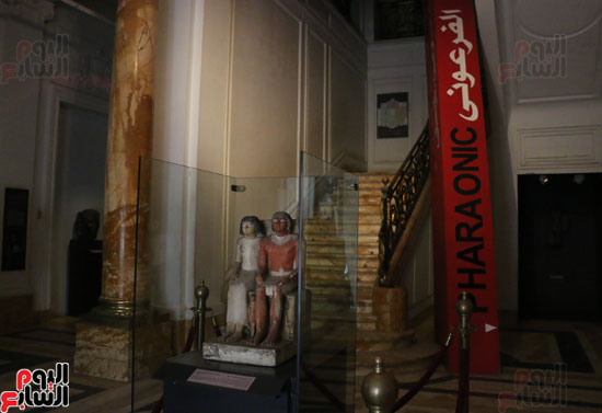 •	مدخل المتحف القومى به تمثال جماعى للاجل يدعى " وش كا "