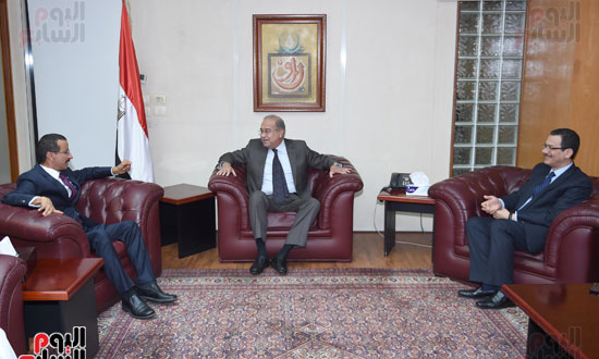 شريف إسماعيل يلتقى الرئيس التنفيذى لمجموعة موانئ دبى العالمية (2)