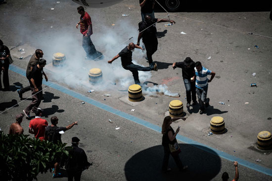 الغاز المسيل للدموع يطلق على المحتجين