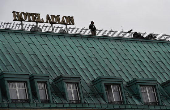 قوات الشرطة على سطح فندق أدلون فى برلين حيث يقيم أوباما