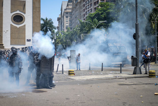 تصاعد الغاز المسيل بمحيط البرلمان لتفريق المتظاهرين