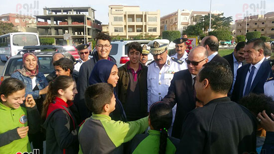 مدير أمن القاهرة يستمع لطلبة إحدى المدارس