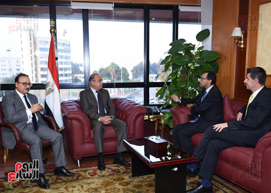 رئيس الوزراء يبحث مع المدير الإقليمى لفودافون زيادة استثماراتها فى مصر  (2)