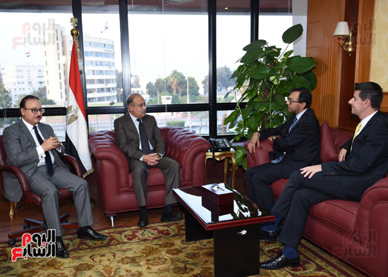 رئيس الوزراء يبحث مع المدير الإقليمى لفودافون زيادة استثماراتها فى مصر  (1)
