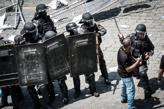 قوات الامن البرازيلية تعتدى على أحد المتظاهرين