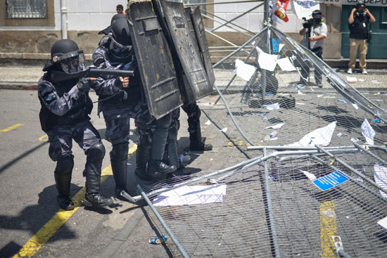 جانب من العنف بين المتظاهرين وقوات الأمن