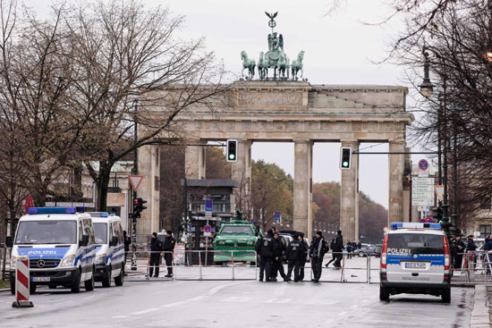  الشرطة أمام بوابة براندنبورج وفندق أدلون فى برلين