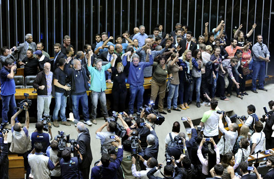 اعضاء البرلمان البرازيلى يحتجون على اجراءات التقشف