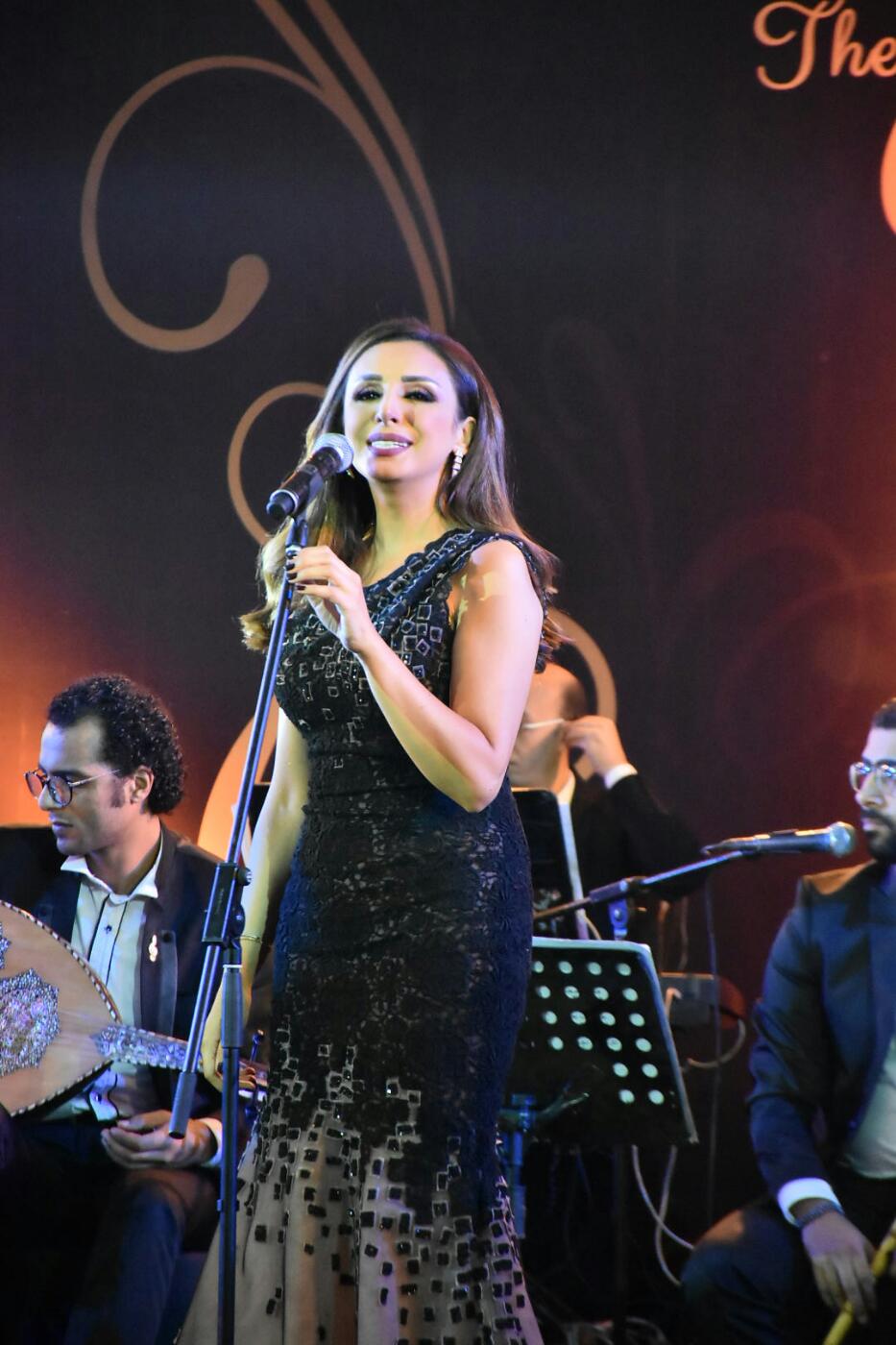 أنغام تغنى عدد من أشهر أغنياتها