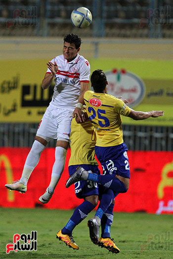 التحام أحمد توفيق مع لاعبى طنطا على الكرة فى الهواء
