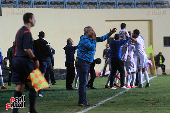  خالد عيد يوجه لاعبى فريقه داخل الملعب