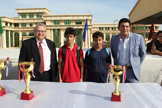 أحمد الدجوى يسلم الكؤوس للطلبة الفائزين