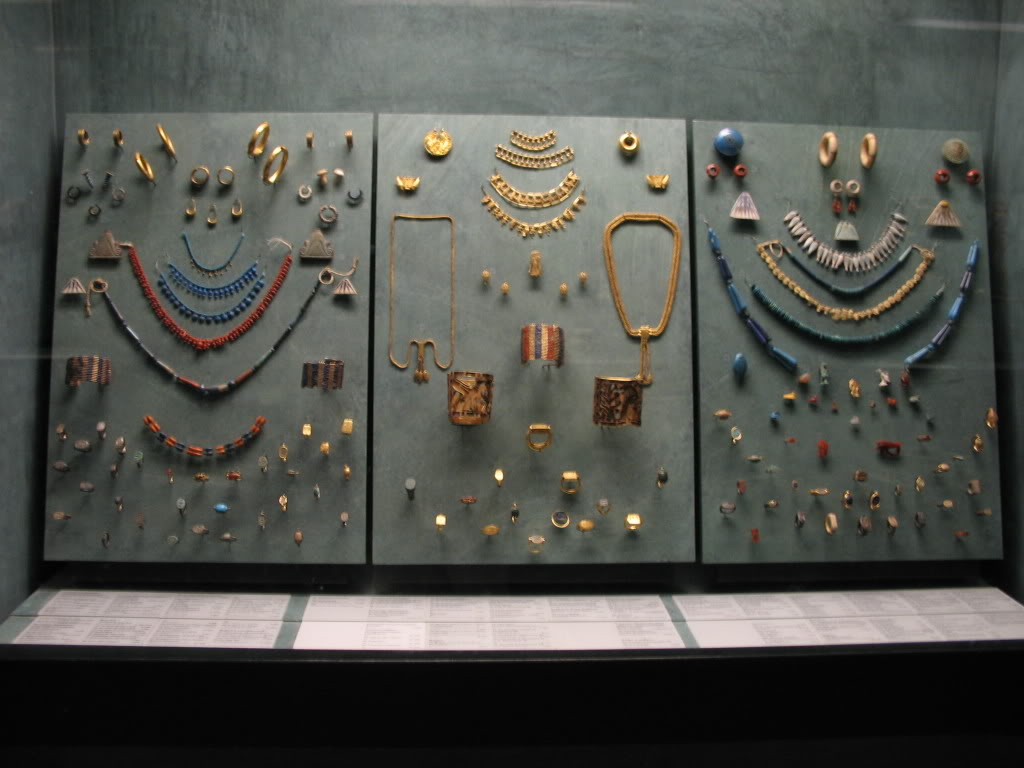 اكسسوارات مصرية بالمتحف
