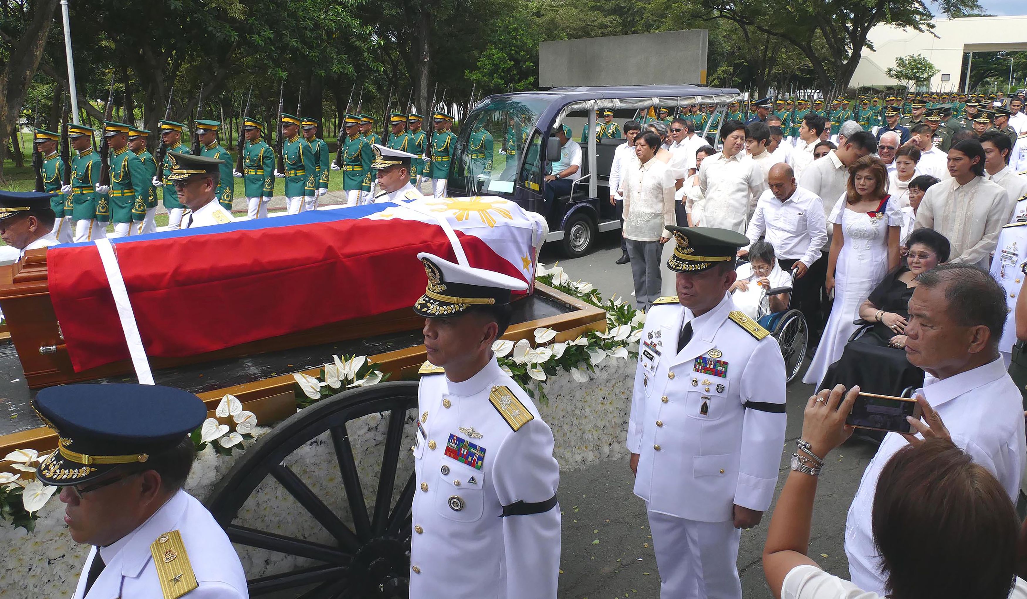 جانب من الجنازة العسكرية للديكاتور
