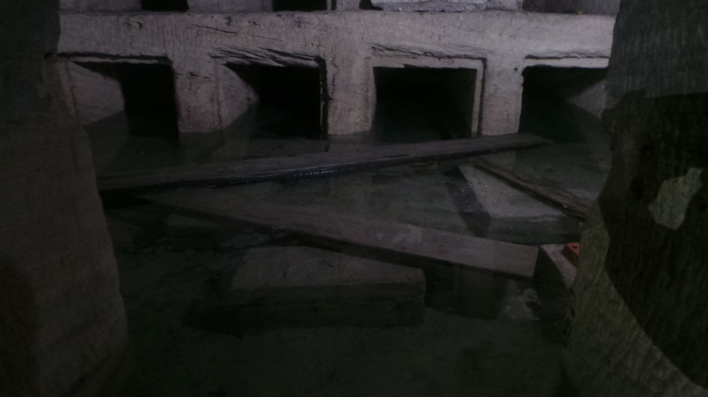 ارتفاع منسوب المياه داخل مقابر كوم الشقافة