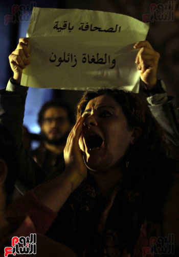 هتافات ضد قرار حبس نقيب الصحفيين