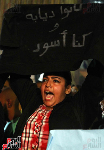 الصحفيون يرفعون لافتات أمام النقابة اعتراضا على حبس النقيب