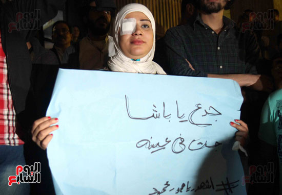 الصحفيون يرفعون لافتات تندد بالشرطة فى أحداث محمد محمود