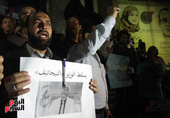 الصحفيون يرفعون لافتات تندد بالاعتداء على حرية الصحافة