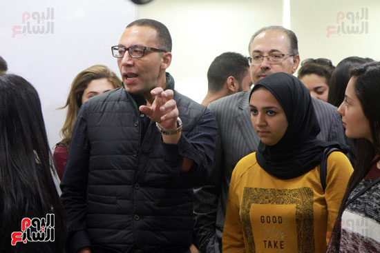 طلاب كلية الإعلام ينصتون لشرح رئيس التحرير خالد صلاح عن كيفية إدارة العمل بالجريدة 