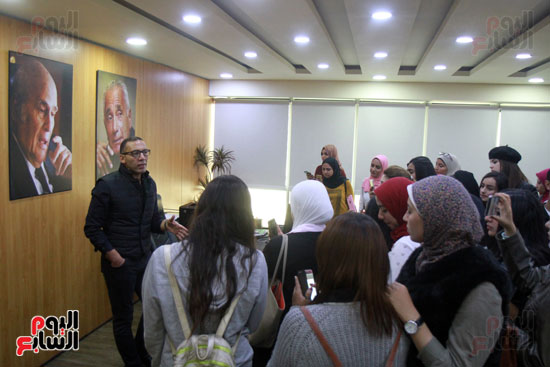 رئيس التحرير ووفد الطلبة أمام صور على أمين ومحمد حسنين هيكل فى اليوم السابع