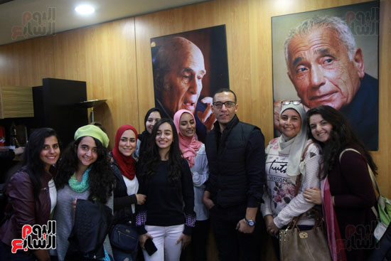 صورة تذكارية لطالبات الجامعة مع رئيس التحرير