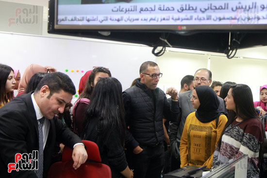 رئيس التحرير مع طلبة الجامعة البريطانية فى صالة التحرير 