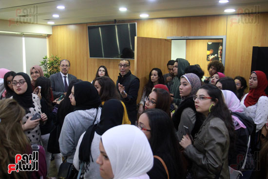 رئيس التحرير يواصل شرح عمل الاستديو لوفد الطلبة